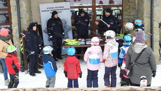 Policjanci, strażacy i goprowcy na stoku w Chyrowej