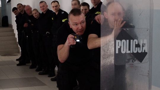 Policjanci szkolą się z użycia paralizatora Taser