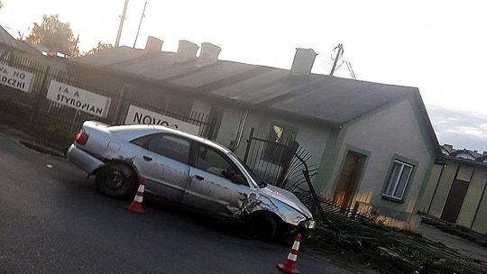 Policjanci ustalają kto kierował audi, które zatrzymało się na ogrodzeniu