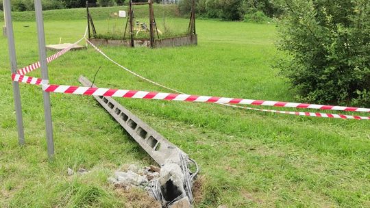 Policjanci ustalają kto wjechał samochodem w słup w Niżnej Łące. Wypadek przy usuwaniu zagrożenia