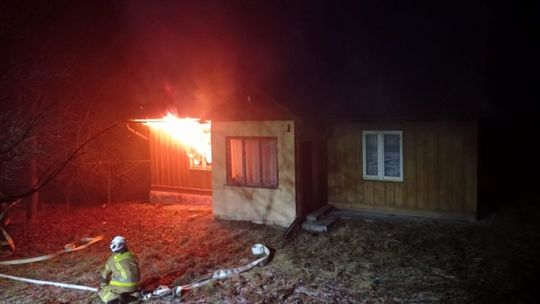 Policjanci weszli do płonącego budynku. Uratowali mężczyznę