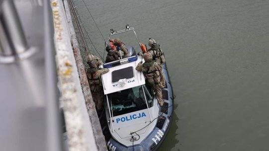 Policjanci wraz z żołnierzami ćwiczyli na Jeziorze Solińskim