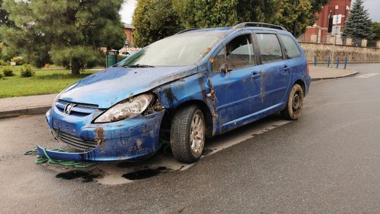 Policjanci wyjaśniają tajemniczą kolizję Peugeota w Korczynie