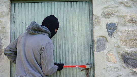 Policjanci z Jedlicza zatrzymali włamywacza do sklepu spożywczego