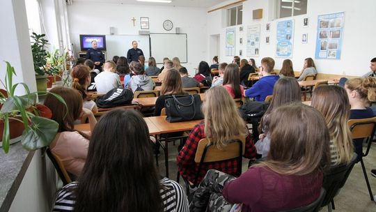 Policjanci z "Pseudokibicem" w szkołach