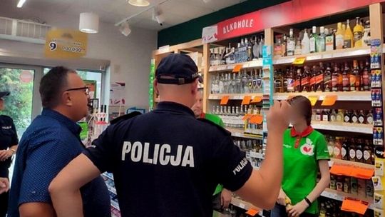 Policjanci z urzędnikami sprawdzają miejsca sprzedaży alkoholi