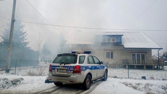 Policjanci zapobiegli tragedii – pożar sadzy w kominie w jednym z domów w Dydni