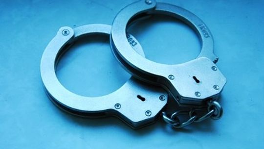 Policjanci zatrzymali 17-latka podejrzanego o kradzież samochodu