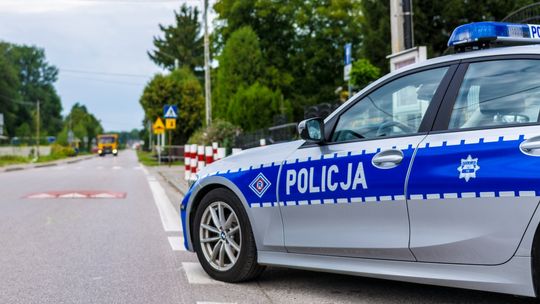 Policjanci zatrzymali do kontroli pędzącą skodę. Po chwili ją eskortowali