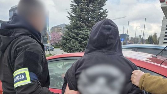 Policjanci zatrzymali „odbieraka”. Seniorka straciła oszczędności życia