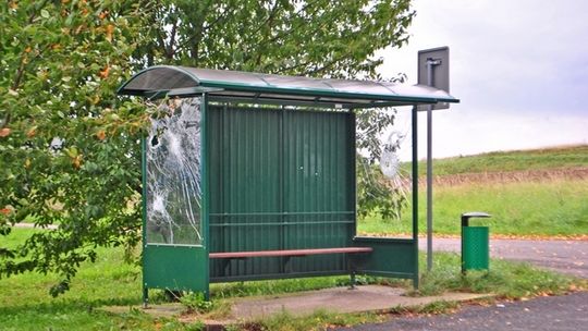 Policjanci zatrzymali wandali niszczących wiaty przystankowe