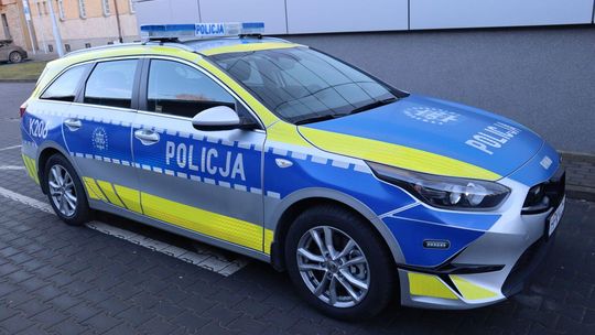 Policyjna eskorta samochodu do szpitala. W środku rodząca kobieta