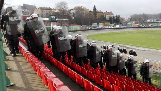 Policyjne ćwiczenia na stadionie Karpat Krosno