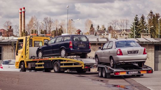 Policyjne radiowozy z Rzeszowa trafiły do krośnieńskiego Mechanika