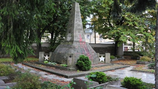 Pomnik "wdzięczności" przy Placu Konstytucji 3 Maja wciąż stoi. Zniknie z przestrzeni Krosna?