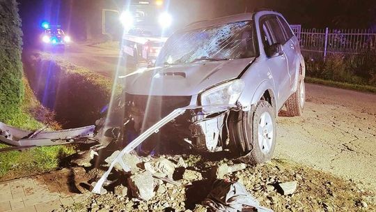 Poraj. Wjechał w betonowy mostek. Miał 1,7 promila