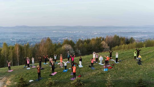Poranek z jogą w Czarnorzekach. Energia o wschodzie słońca