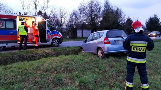 Poranna kolizja w Polance. Honda w rowie