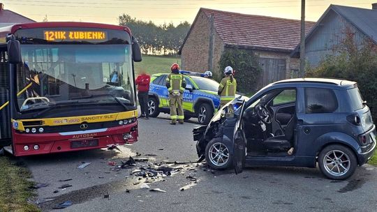 Poranne zdarzenie Multicara i kursowego autobusu w Łubienku