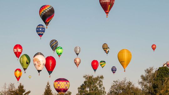 Pierwszy poranny lot balonów [ZDJĘCIA}