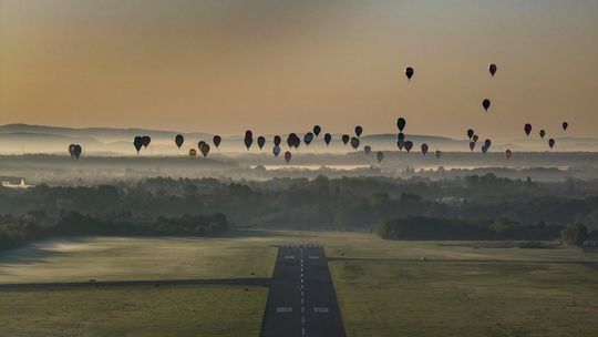 Poranny lot II dnia Górskich Zawodów Balonowych [ZDJĘCIA Z DRONA]