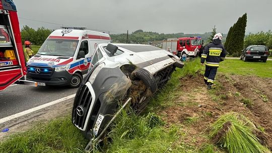 Poranny wypadek busa na DK19. Pojazdem podróżowało 8 osób