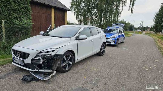 Poręby. 18-letni kierujący motorowerem zderzył się z Volvo