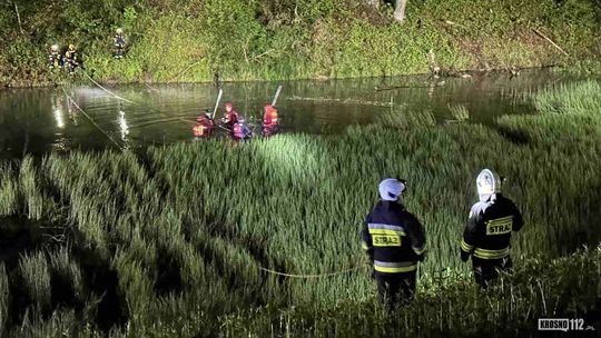 Porzucone wędki nad wodą. Służby przeszukują staw na granicy Jedlicza i Potakówki