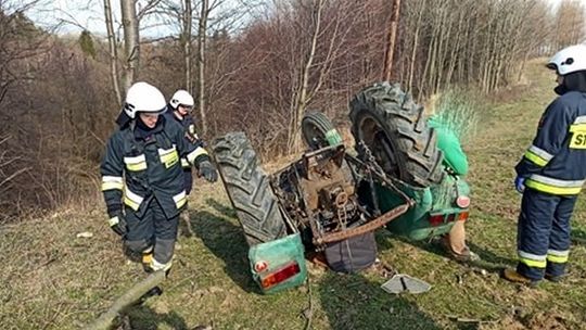 POSADA GÓRNA: Przewrócony traktor. Kierowca bez szwanku