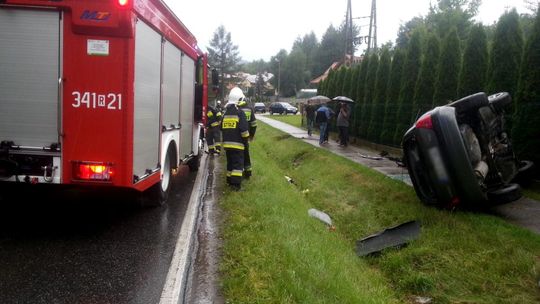 Posada Górna: Wypadł z łuku drogi i dachował