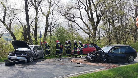 ? Posada Górna. Zderzenie trzech samochodów na łuku drogi