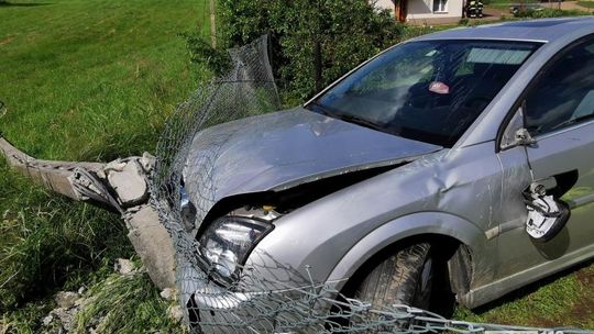 POSADA JAŚLISKA: Samochód osobowy uderzył w słup telefoniczny