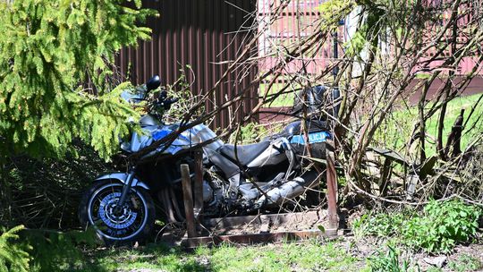 Pościg policyjny za BMW zakończony wypadkiem. Ranna postronna kobieta