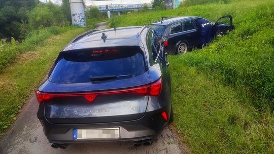 Pościg za Audi. Pasażer wyrzucał narkotyki przez okno