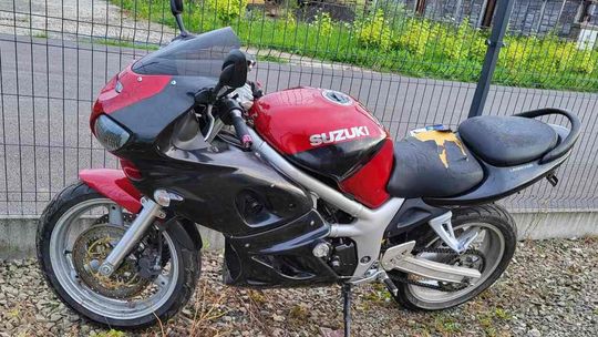 Pościg za pijanym motocyklistą zakończony w skansenie w Bóbrce. 46-latek aresztowany