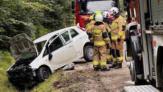 Poszkodowany kierowca Fiata w zdarzeniu na DW991