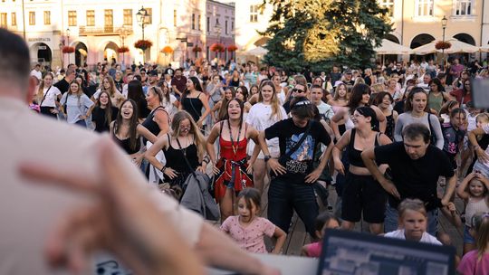 Rekordowa frekwencja na tanecznej fali. Środowa potańcówka rozkręciła Krosno [ZDJĘCIA]