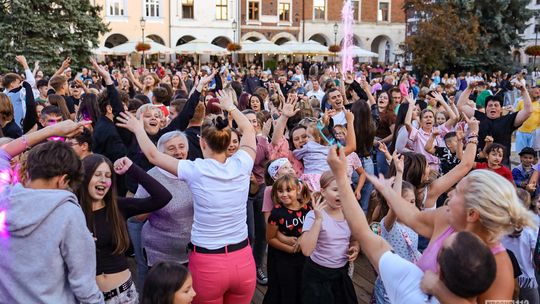 Potańcówki na Rynku w Krośnie to hit tegorocznego lata [ZDJĘCIA, WIDEO]