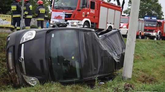 Potok: Dachowanie busa na niebezpiecznym zakręcie