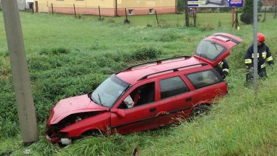 POTOK: Kierowca Opla zjechał z DK28 i wjechał w słup