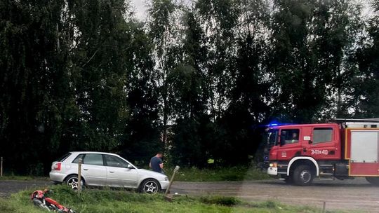 Potrącenie 67-letniej motorowerzystki w Bajdach przy karczmie