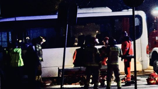 Potrącenie pieszej na Tysiąclecia. Kobieta znajdowała się częściowo pod autobusem