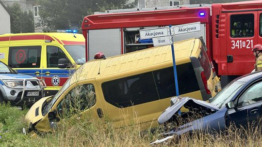 Poważne zdarzenie drogowe na granicy Krosna i Korczyny. 6 osób rannych