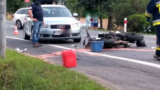 Poważne zderzenie motocyklisty z osobówką na DK28