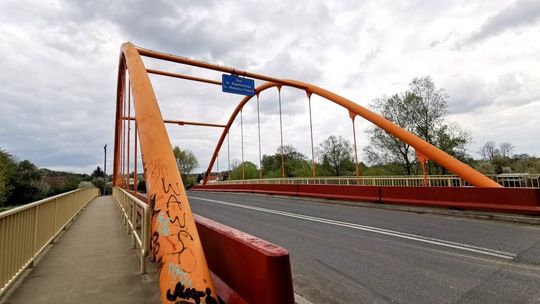 Poważny stan wędkarza, który niefortunnie wpadł do Wisłoka przy pomarańczowym moście