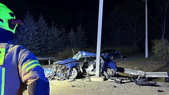 Poważny wypadek pod Sanokiem. Audi uderzyło w słup, cztery młode osoby ranne