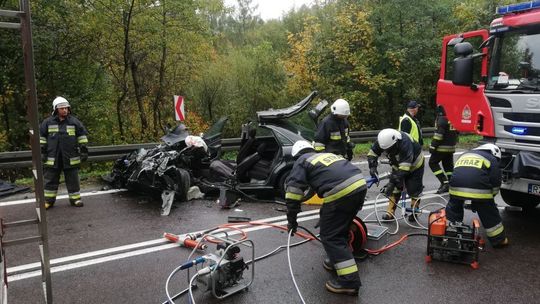 Poważny wypadek w Komborni. Samochód osobowy zderzył się z TIRem