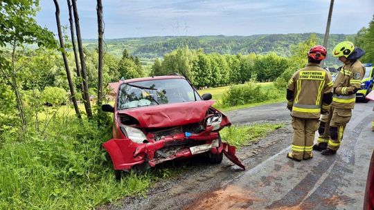 Poważny wypadek w powiecie brzozowskim. Trzy osoby trafiły do szpitala, jedna śmigłowcem LPR