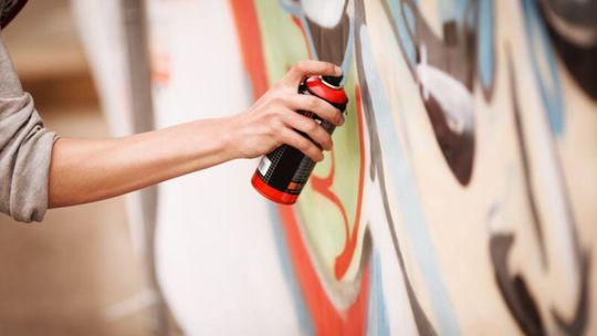 Powłoki antygraffiti – skuteczna ochrona elewacji przed wandalizmem