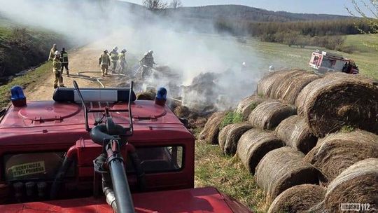 Pożar balotów siana w Czeremsze. Wielogodzinna akcja strażaków